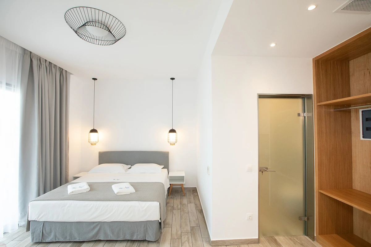 Ground floor room with double bed and garden patio at Suites Sole, Keramoti